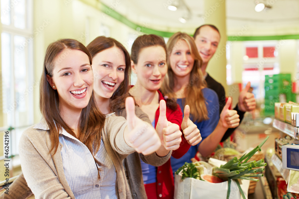Obraz premium Kunden im Supermarkt halten Daumen hoch