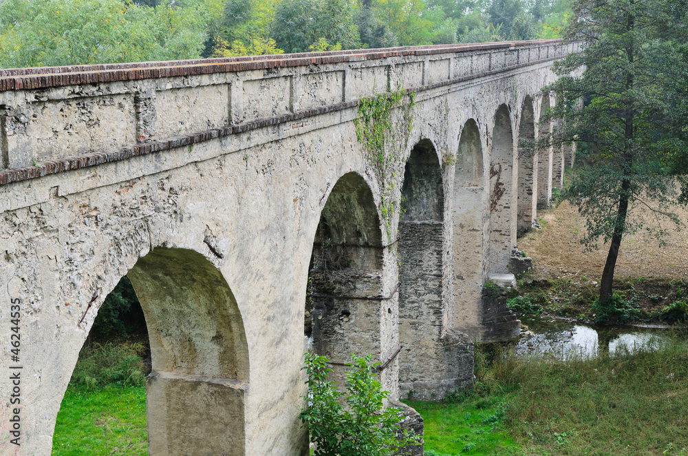 Ponte acquedotto del 1700 nel cuneese