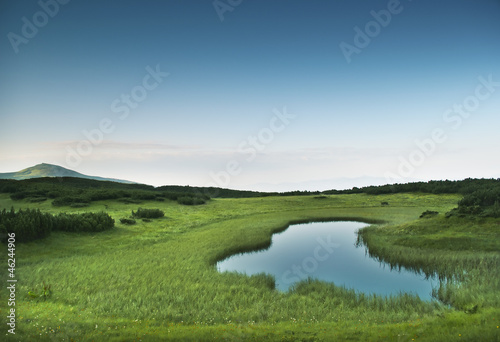 Obraz na płótnie Morning near small mountainous pond w salonie