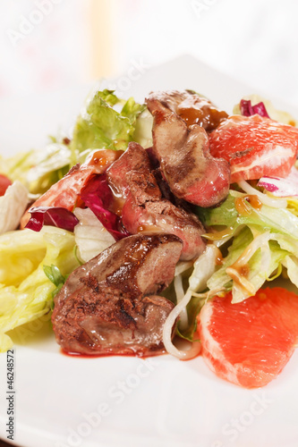 salad with beef and grapefruit