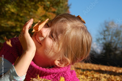 Mädchen draußen im Herbst