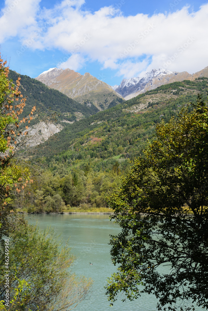 Scorcio su lago e monti a Morgex in Valle d'Aosta