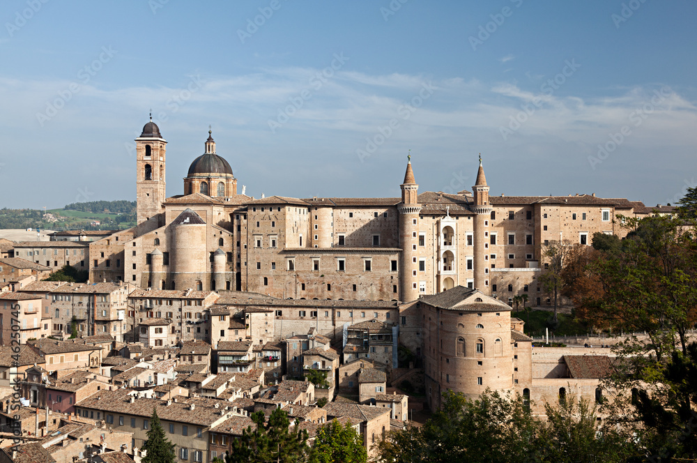 Urbino, il centro storico con il Palazzo Ducale ed il Duomo