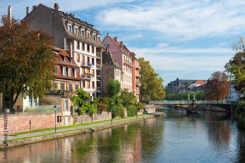 Obraz premium Houses of Strasbourg in the morning