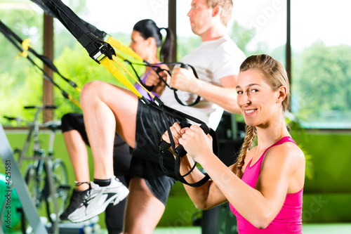 Fitness - Leute beim Suspension training photo
