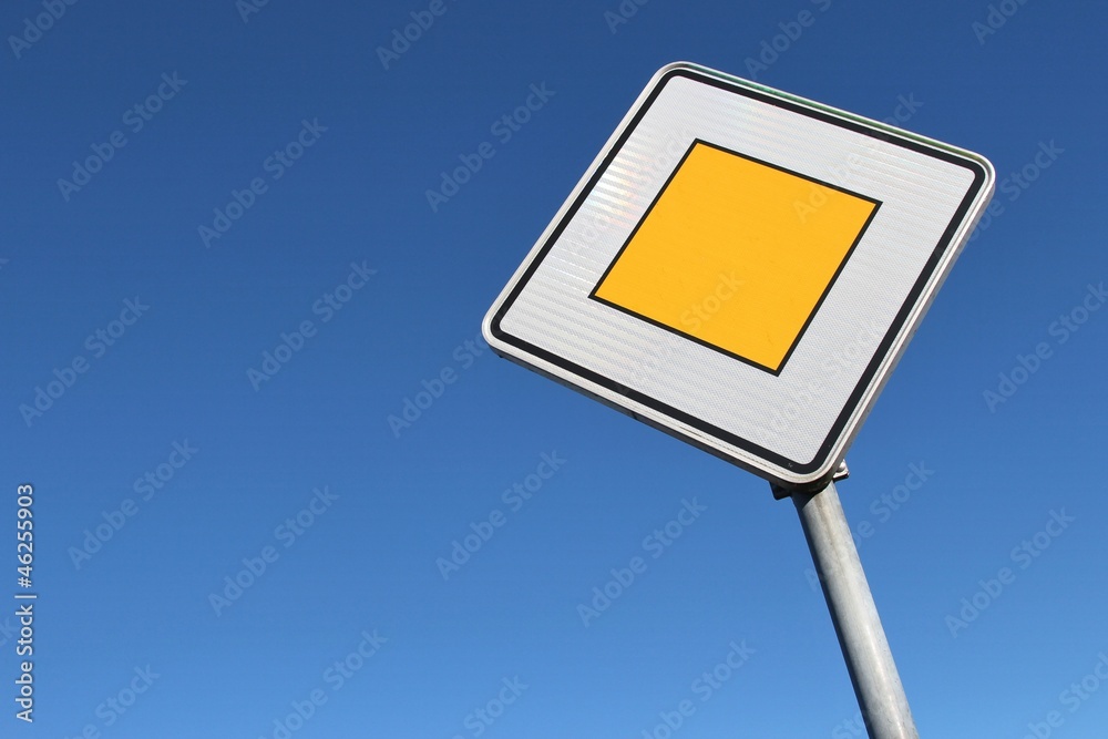 Deutsches Verkehrszeichen: Vorfahrtstraße Deutsches Verkehrszeichen: Vorfahrtstraße