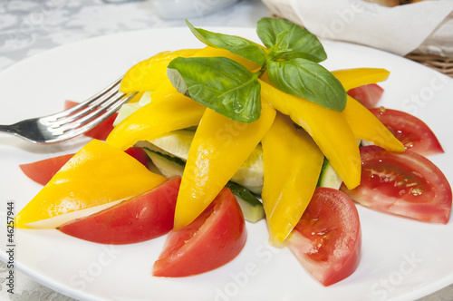 Овощное ассорти из красных помидоров и желтого сладкого перца