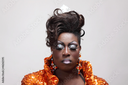 Canvastavla Drag queen wearing an orange gown with sequins.