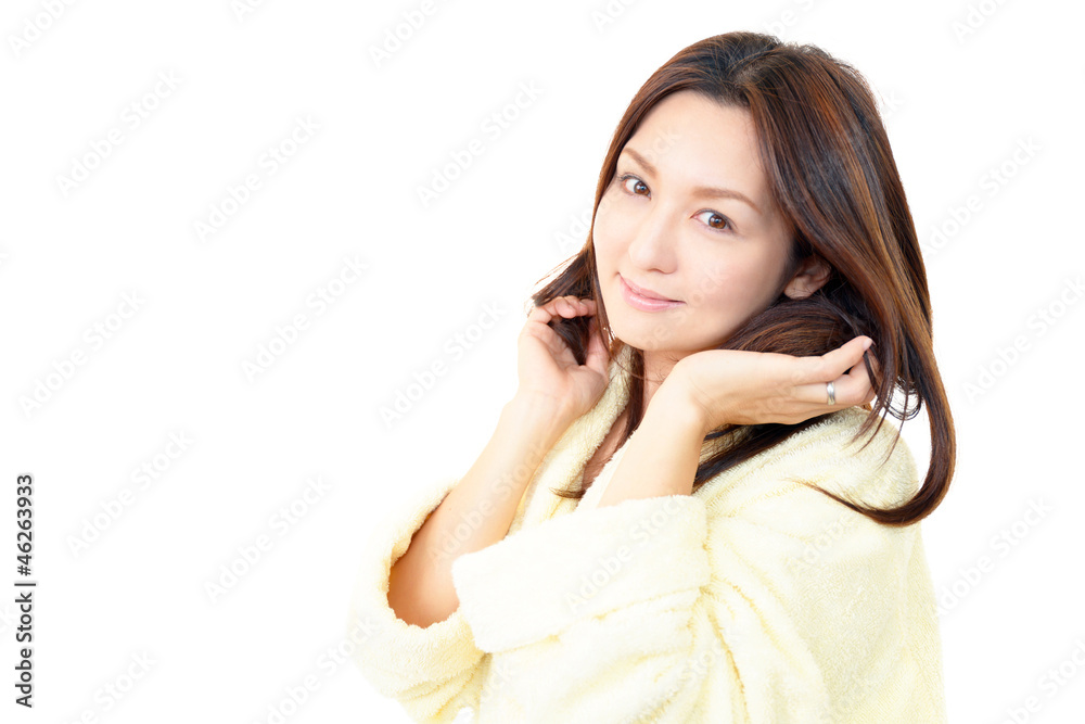ガウンを着て微笑む美しい女性 ガウンを着て微笑む美しい女性
