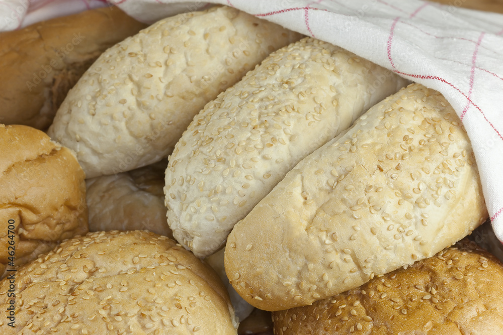 Naklejka premium Fresh baked bread with cloth