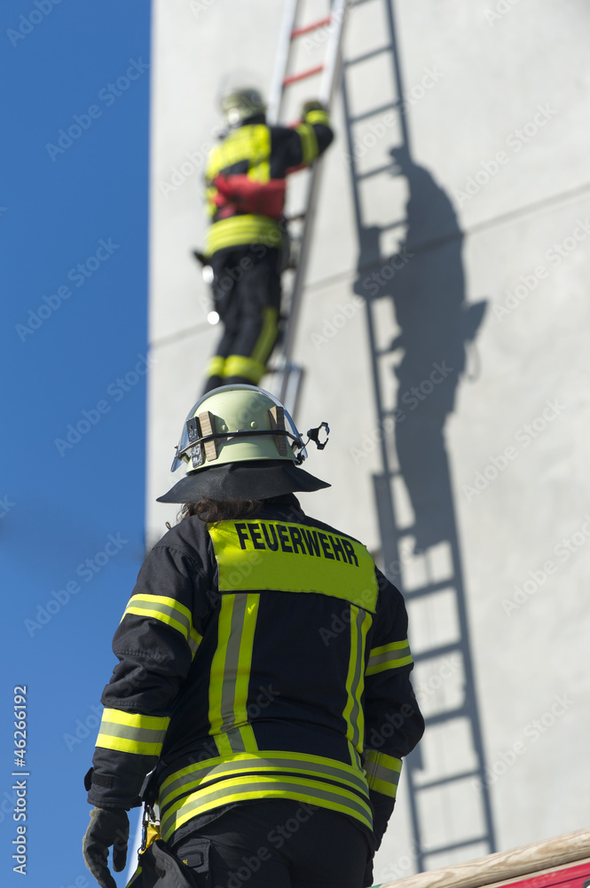 Fototapeta premium Rettung einer Person durch Feuerwehrleute