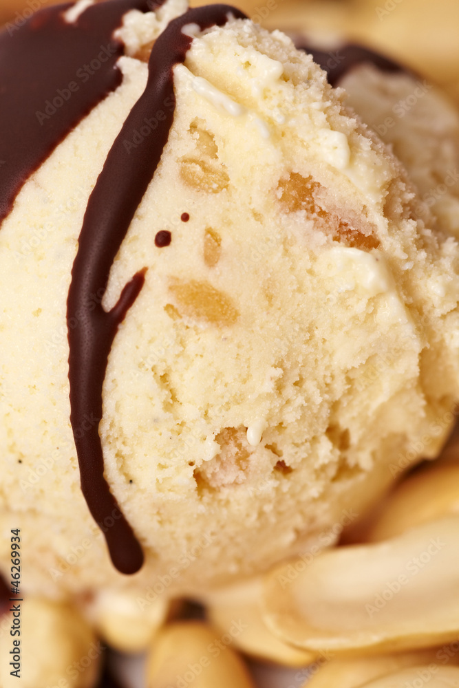 Erdnusseis mit Schokoladensauce Stock Photo | Adobe Stock