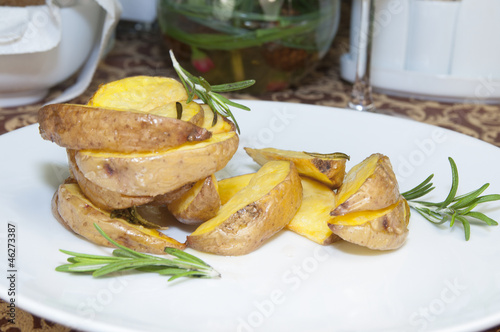 Жареный картофель с рукколой и розмарином