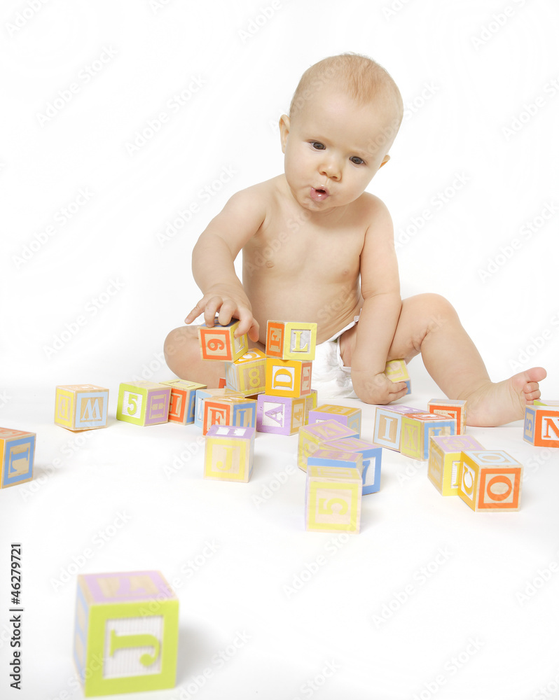 zabawy niemowlaka - obrazy, fototapety, plakaty 