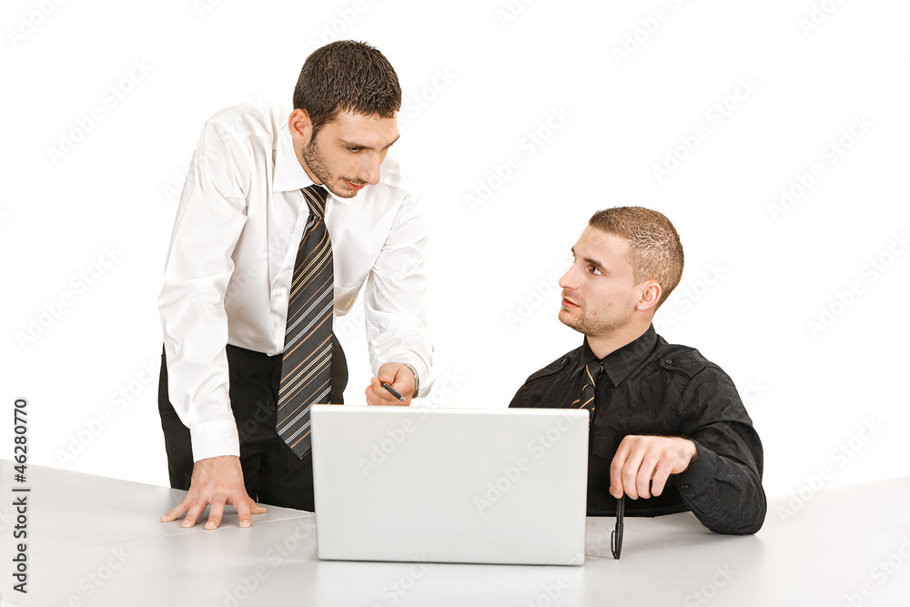 Zwei Arbeitskollegen besprechen etwas am Laptop Zwei Arbeitskollegen besprechen etwas am Laptop
