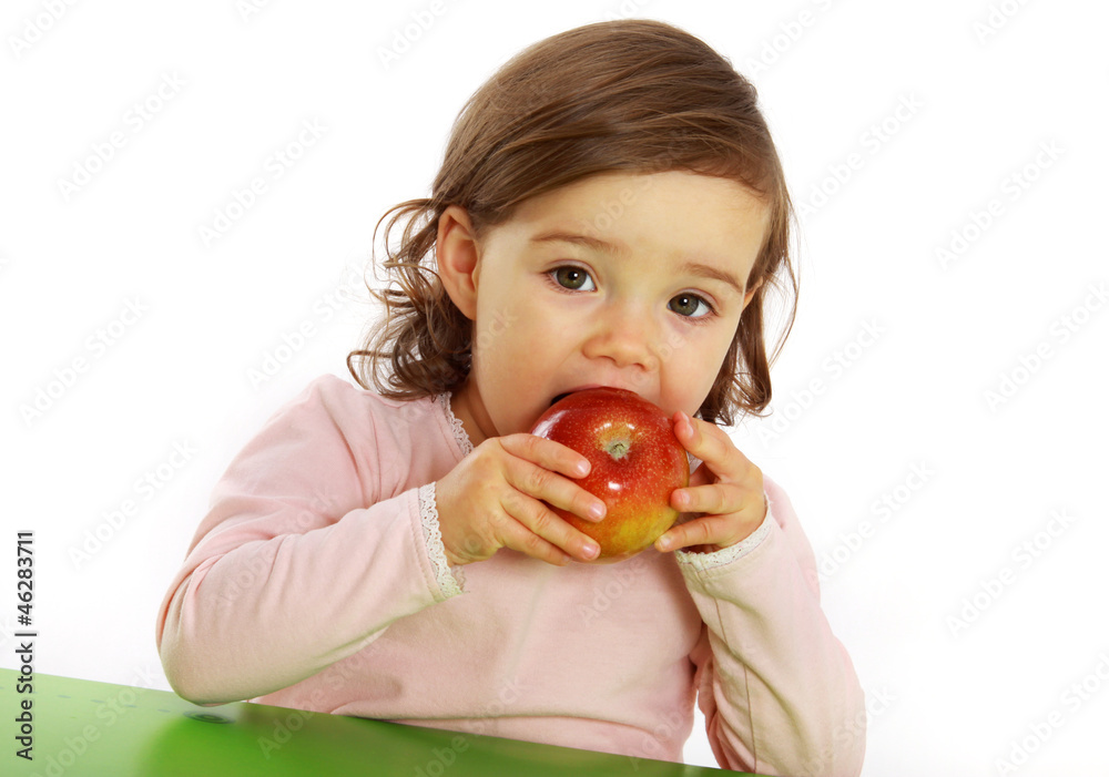 Ein Mädchen beißt in einen roten Apfel Ein Mädchen beißt in einen roten Apfel