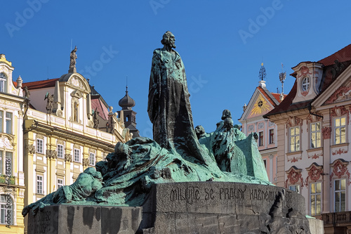 Obraz na płótnie Jan Hus Monument on the Old Town Square in Prague w salonie