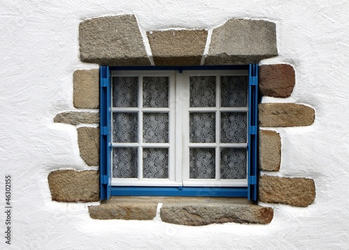 fenêtre, façade de maison bretonne photo