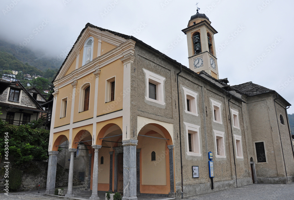 Kirche, Kirchplatz in Brione sopra Minusio, Tessin, Schweiz
