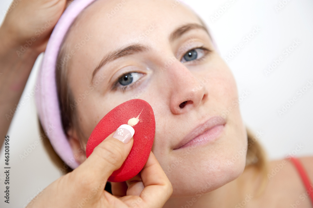 Maquillage : appliquer un fond de teint avec une éponge Stock Photo | Adobe  Stock