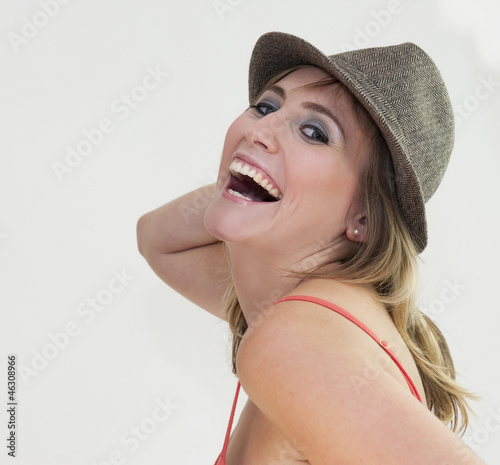 Femme riant essayant un chapeau