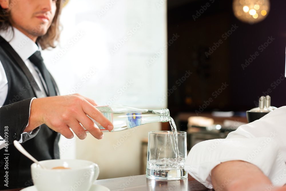 Barista mit Gast in seinem Cafe oder Coffeeshop Barista mit Gast in seinem Cafe oder Coffeeshop
