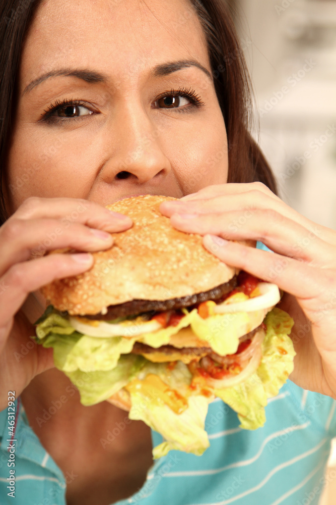 Frau mit Burger