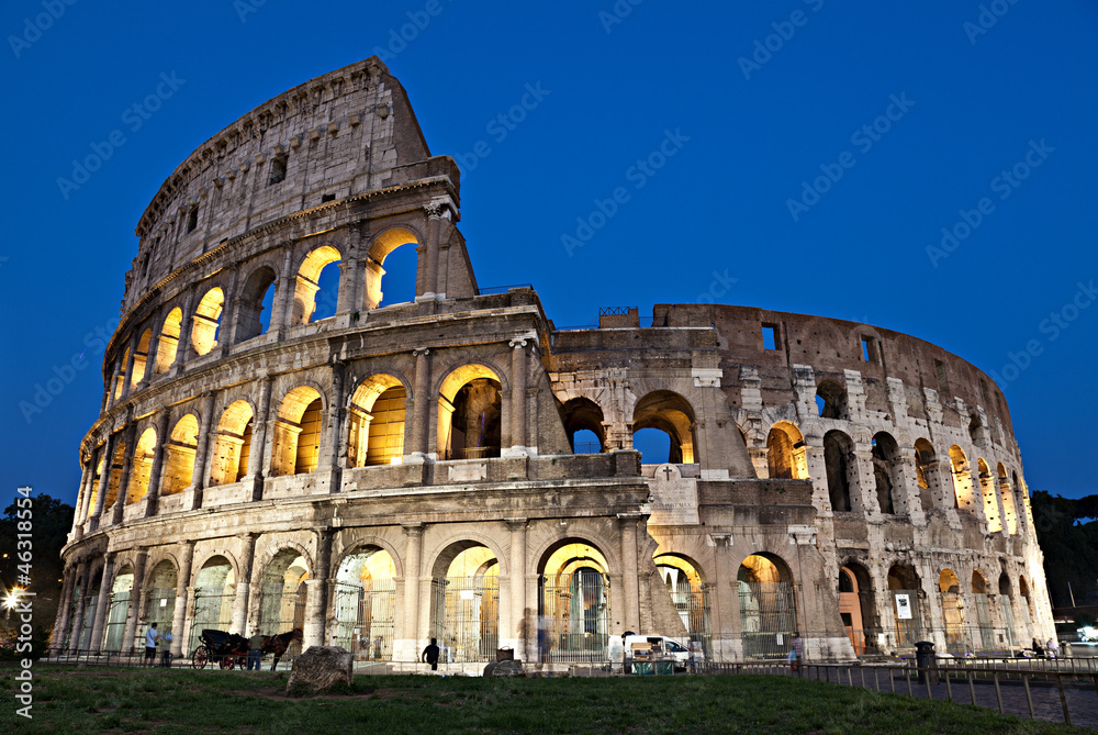 Naklejka premium Rzym, Koloseum o zmierzchu