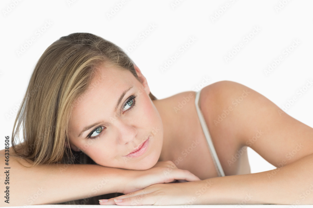 Obraz premium Blonde woman leaning and looking away