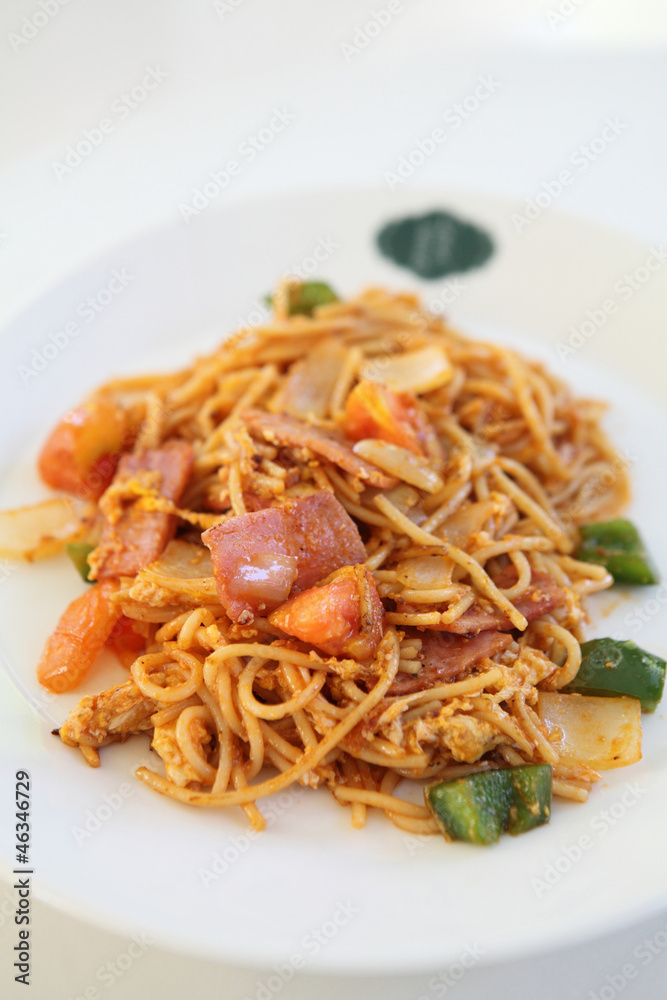 Spaghetti with ham and tomato sauce Spaghetti with ham and tomato sauce
