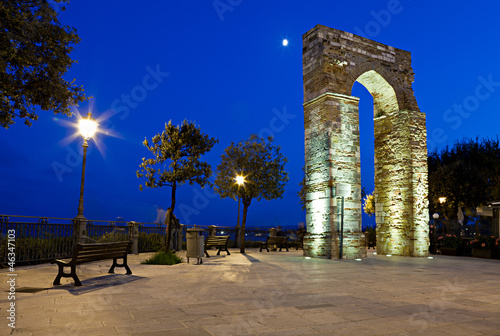 Numana, l'Arco di Torre all'imbrunire con la luna