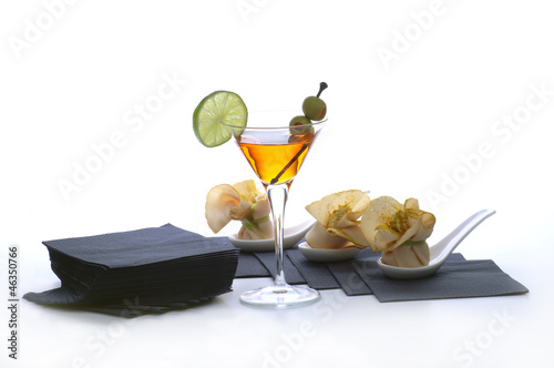 aperitivo con cocktail,bocconcini su fondo bianco photo