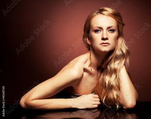Photos Fashion portrait of sensual young woman on brown background