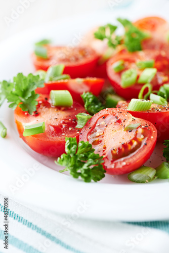 Cherry tomatoes with parsley and spring onion