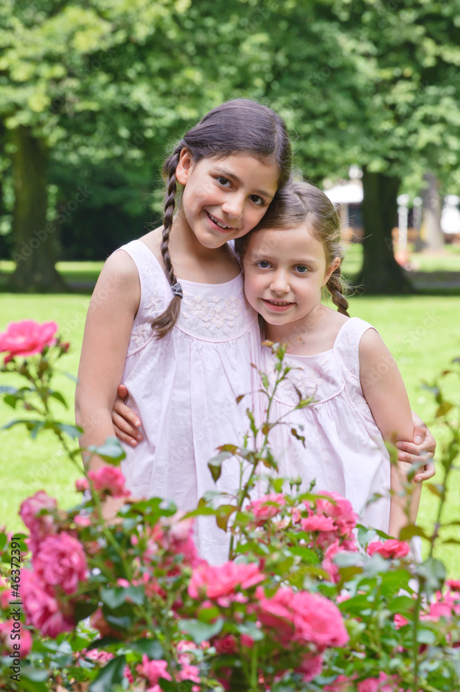 Naklejka premium zwei Kinder im Park
