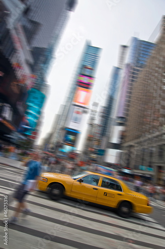 Taxi à New York, Times square - USA © Delphotostock