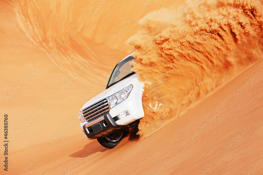 Fototapeta premium Walka po wydmach 4 na 4 to popularny sport arabskiej pustyni