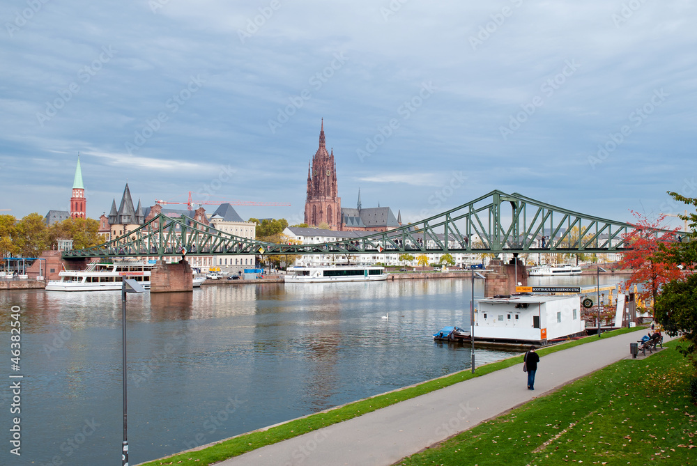 Fototapeta premium Eiserner Steg und Kaiserdom in Frankfurt am Main