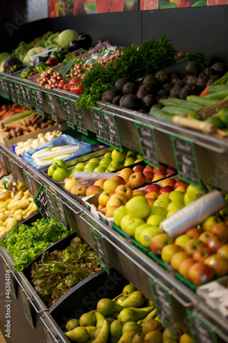 Fototapeta Naklejka Na Ścianę i Meble -  fruits et légumes au supermarché