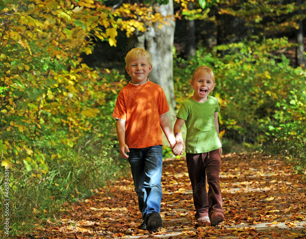 Fototapeta premium Beste Freunde, Kinderglück, leuchtendes Laub