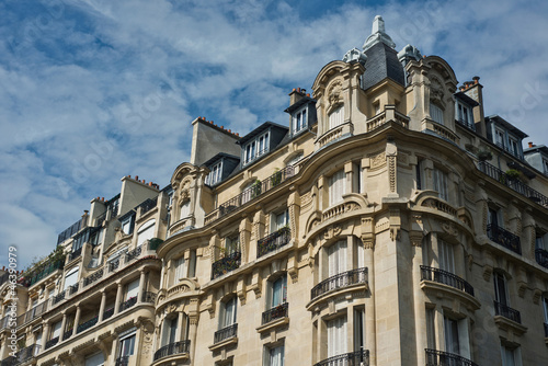 immeuble parisien en coin avec balcons