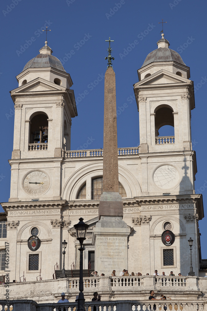 Iglesia de la Trinità dei Monti, en la Plaza de España. Roma