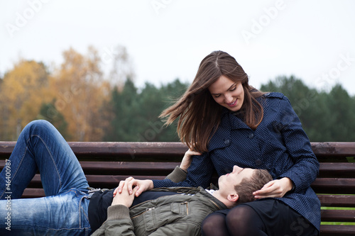 Foto man lying in lap of young woman