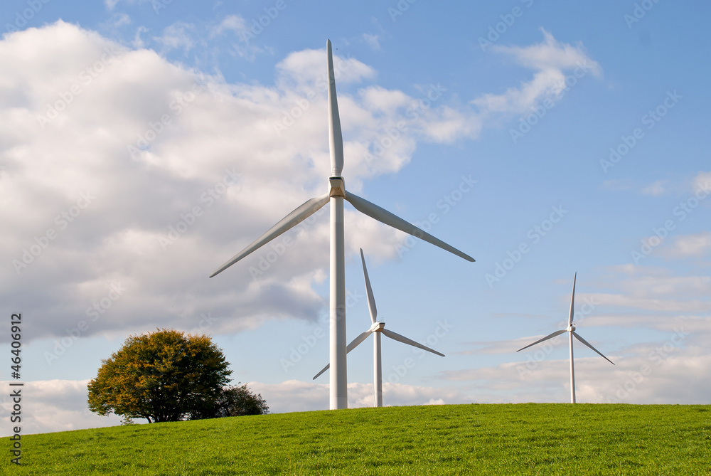 Fototapeta premium Windräder der Megawattklasse auf Höhenrücken