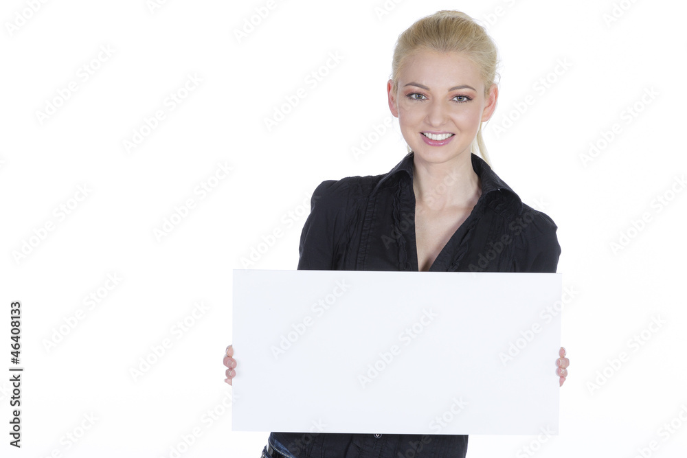 Sympathische Blonde zeigt ein rechteckiges Schild vorne Sympathische Blonde zeigt ein rechteckiges Schild vorne