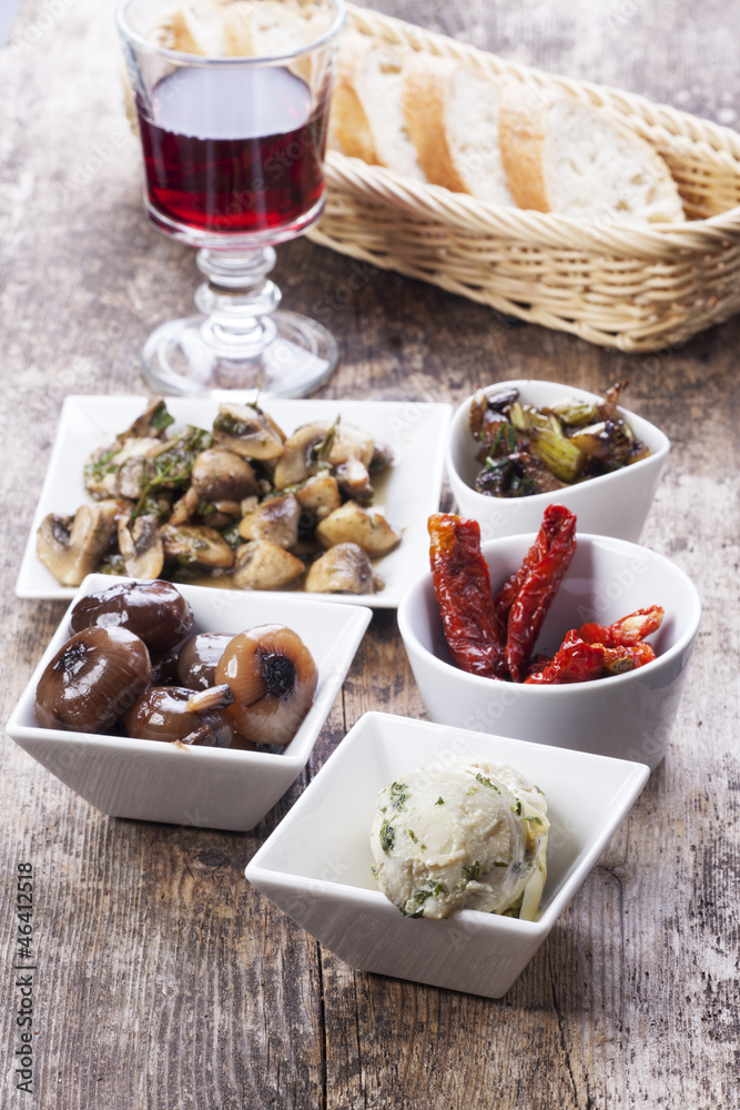 verschiedene italienische Antipasti und Rotwein verschiedene italienische Antipasti und Rotwein