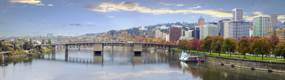 Naklejka premium Portland Oregon Downtown Skyline and Bridges