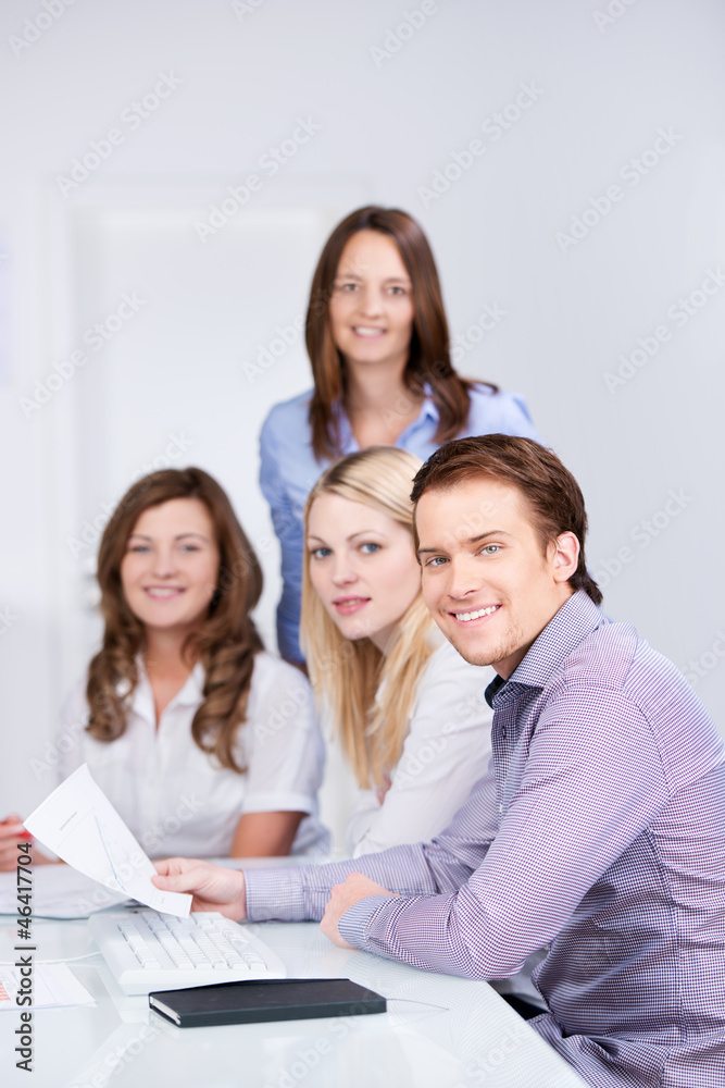 ein junges team im büro ein junges team im büro