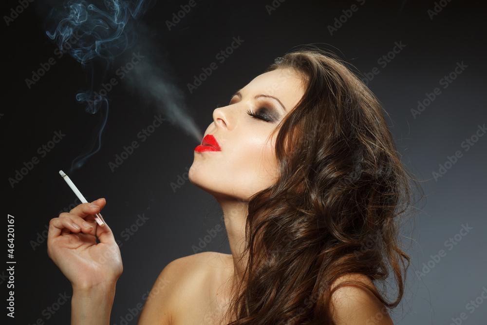 Obraz premium young brunette woman with cigarette