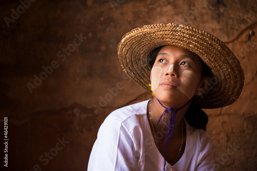 Fotografia Myanmar girl in straw hot looking away